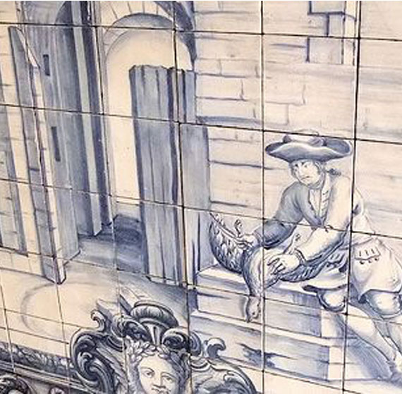 Au premier étage du monastère São Vicente de Fora, des panneaux dépeignent quarante fables* de La Fontaine. Relatant des scènes historiques, religieuses, champêtres, galantes ou quotidiennes, les azulejos rivalisent de délicatesse.