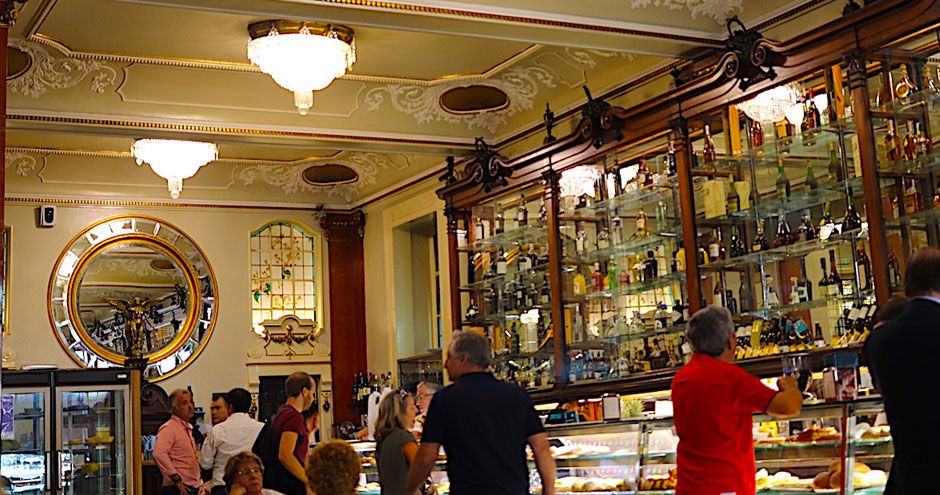 Grande salle décorée à l'ancienne avec ses serveurs en noir et blanc.