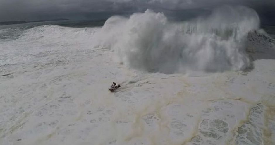 sauvetage d'un surfeur pro à nazaré