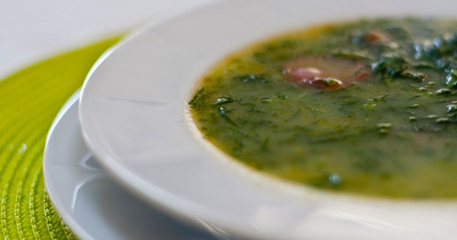 C'est une soupe épaisse et de couleur verte, faite avec des feuilles de chou coupées en lanières très fines.